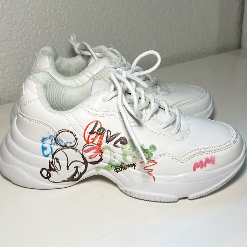 DISNEY WHITE SNEAKERS NEVER WORN SIZE 6